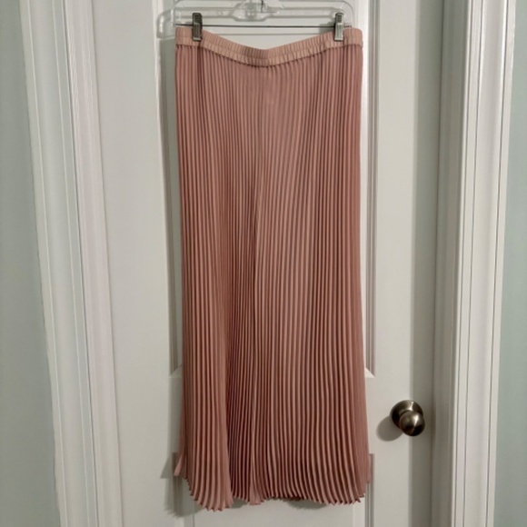 Light Pink Pleated Midi Skirt (size S/M) - Picture 2 of 5